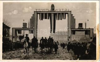 1938 Kassa, Kosice; bevonulás, Horthy Miklós, &quot;Isten hozott&quot; díszkapu, magyar címer / entry of the Hungarian troops, Regent Horthy, decorated gate, Hungarian coat of arms (EK)