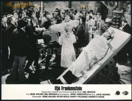 cca 1974 ,,Ifjú Frankenstein című amerikai horrorparódia egy jelenete, 1 db vintage produkciós filmfotó ezüst zselatinos fotópapíron, a használatból eredő (esetleges) kisebb hibákkal, 18x24 cm