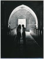 1974 Kőszeg, Michalecz Lajos miskolci fotóművész pecséttel jelzett, feliratozott, vintage fotóművészeti alkotása (Templom bejáró), ezüst zselatinos fotópapíron, 24x17,8 cm