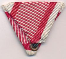 "Katonai érdemkereszt szalagja kardokkal" jó állapotú modern mellszalag