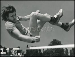 cca 1978 Herpay Gábor budapesti fotóművész feliratozott, vintage fotóművészeti alkotása (Léc fölött), ezüst zselatinos fotópapíron, 18x24 cm