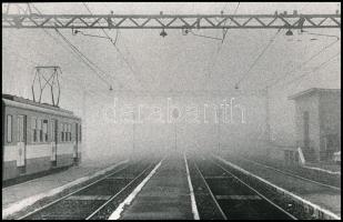 1973 Paulovics András feliratozott, vintage felvétele (ködös reggel a HÉV állomáson), ezüst zselatinos fotópapíron, 15x23,5 cm