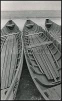 1974 Martincsek Gábor békéscsabai fotóművész jelzés nélküli fotóművészeti alkotása (csónakok), ezüst zselatinos fotópapíron, 24x15 cm