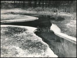 cca 1976 Farkas Gyula miskolci fotográfus pecséttel jelzett, vintage fotóművészeti alkotása (Téli patak), ezüst zselatinos fotópapíron, 18x24 cm