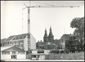 cca 1975 Eger, belvárosi építkezés, Kovács Sándor törökbálinti fotográfus vintage fotója, feliratozva, ezüst zselatinos fotópapíron, 17,5x24 cm