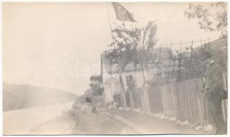 ~1915 Ada-Kaleh, volt török közigazgatás épülete török zászlóval / Turkish administration building with Turkish flag. photo (8 × 13,5 cm)