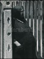 cca 1975 S. Molnár Tibor vésztői fotóművész feliratozott vintage fotóművészeti alkotása (Várakozás), ezüst zselatinos fotópapíron, 24x18 cm