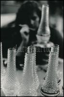 1978 Kriss Géza (?-?) budapesti fotóművész aláírt vintage fotóművészeti alkotása (Salgótarján, üvegcsiszoló műhely), ezüst zselatinos fotópapíron, 23,9x16 cm