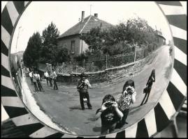 1975 Tamás József sükösdi fotóművész feliratozott vintage fotóművészeti alkotása (Tabló), ezüst zselatinos fotópapíron, 18x24 cm