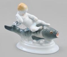 Herendi halon ülő puttó, kézzel festett, jelzett porcelán figura hibátlan állapotban, m: 12 cm