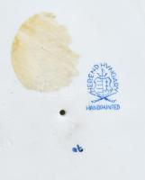 Herendi halon ülő puttó, kézzel festett, jelzett porcelán figura hibátlan állapotban, m: 12 cm