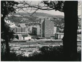cca 1975 Körtvélyesi László pécsi fotóművész pecséttel jelzett, vintage fotóművészeti alkotása (Salgótarjáni látkép), ezüst zselatinos fotópapíron, a pecsét halvány, de azért olvasható, 18x24 cm