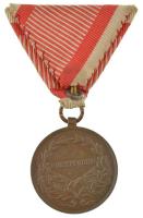1917. "Károly Bronz Vitézségi Érem" bronz kitüntetés eredeti mellszalagon. Szign.: Kautsch...