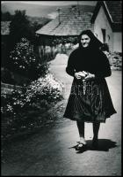 cca 1974 Adam Eisenlöffel német fotóművész pecséttel jelzett vintage fotóművészeti alkotása, amely Hollókőn készült, ezüst zselatinos fotópapíron, 22,5x16 cm