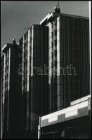 cca 1974 Müller Ferenc budapesti fotóművész pecséttel jelzett, vintage fotóművészeti alkotása (Salgótarjáni épületek), 1 db vintage fotó ezüst zselatinos fotópapíron, 23,7x14 cm