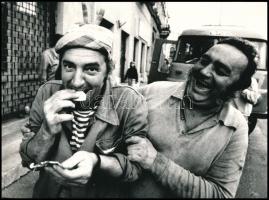 cca 1995 Mészáros Ödön budapesti fotóművész felvétele (Cimborák), 1 db vintage fotó ezüst zselatinos fotópapíron, feliratozva, 17,8x24 cm