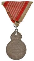 1917. "Ezüst Katonai Érdemérem kardokkal" jelzetlen Ag kitüntetés eredeti mellszalagon T:V...