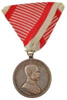 1914. "Ferenc József II. osztályú Ezüst Vitézségi Érem" peremen jelzett Ag kitüntetés modern mellszalaggal. Szign.: Tautenhayn T:XF / Hungary 1914. "Silver Gallantry Medal, IInd Class" Ag decoration with hallmark, with modern ribbon. Sign.: Tautenhayn C:XF NMK 133.