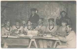 SMS ZRÍNYI osztrák-magyar haditengerészet csatahajójának matrózai Jacobini Antinicotin cigaretta hüvelyeket töltenek / K.u.K. Kriegsmarine Matrosen / Austro-Hungarian mariners filling cigarette cases. photo (fl)