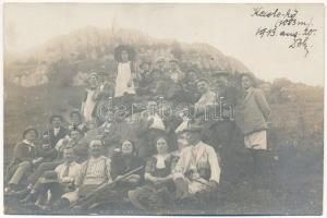 1913 Kecskekő, Piatra Craivii (Királypataka, Craiva); kirándulók vadászok társaságában a várromnál augusztus 20-án, Dr. Barts Gyula volt gyulafehérvári diák és főgimnáziumi gyak. tanár / hikers and hunters at the castle ruins. photo (fl)