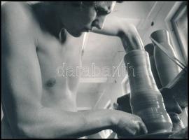 cca 1978 Szabó Miklós győri fotóművész feliratozott, vintage fotóművészeti alkotása (Elmélyülten), ezüst zselatinos fotópapíron, feliratozva, 17,6x24 cm