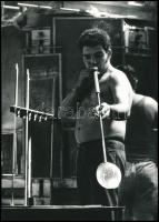 cca 1975 Szabó László székesfehérvári fotóművész felvétele (Üvegfúvó), vintage fotó, ezüst zselatinos fotópapíron, feliratozva, 24x17,2 cm