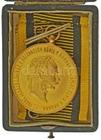 1873. "Hadiérem" aranyozott bronz kitüntetés gömbfüllel, eredeti tokban, hajtatlan mellsza...