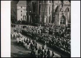 1939 Budai várnegyed, Járai Rudolf (1913-1993) budapesti fotóriporter felvétele, 1 db modern nagyítás (Szent István napi körmenet), jelzés nélkül, 15x21 cm