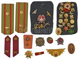 ~40db-os, főleg szocialista katonai jelvényekből álló tétel, közte DN "Járőrparancsnok" zománcozott ezüstözött fém jelvény + ~1950. Rendőrségi részben tűzzománcos (csillag), műgyantás fém sapkajelvény + Szovjetunió ~1960-1970. "Szovjet Gárda jelvény" aranyozott, zománcozott fém jelvény csavaros hátlappal (48x36mm) + 1985. "Munka Érdemrendje arany fokozat" mellszalagja miniatűrrel T:vegyes