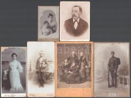 cca 1880-1910 össz. 6 db keményhátú portré fotó, közte egy katona puskával és menetfelszereléssel, 2 db budapesti (Waitzner, Rauch Ede) és 4 db szombathelyi (Petrányi Sándor, Würth Géza, Knebel Ferenc, Knebel Jenő) műteremből, részben kissé sérült és kopott, 10,5x6,5 és 16,5x11 cm közötti méretekben