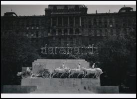 cca 1938 Budapest, Vadas Ernő (1899-1962) budapesti fotóművész és fotóriporter hagyatékából 1 db modern nagyítás (1914-1918 emlékműve), jelzés nélkül, 15x21 cm