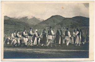 Hobicaurikány, Urikány, Uricani (Hunyad); Dans national la Valea Jiului / Rumänischer Reigentanz in Schieltal / Román néptánc. Foto orig. J. Fischer Sibiu 1941 / Romanian folk dance (fl)