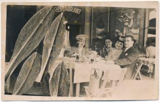 1940 Sepsiszentgyörgy, Sfantu Gheorghe; étterem terasza vendégekkel / restaurant terrace with guests. photo (EB)