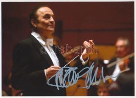 Charles Dutoit (1936-) svájci karmester aláírása az őt ábrázoló képen