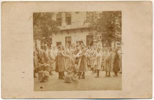 1913 Sepsiszentgyörgy, Sfantu Gheorghe; leány iskola udvara, hegedülő lányok / girl school&#039;s courtyard, girl playing on the violin. photo (EK)