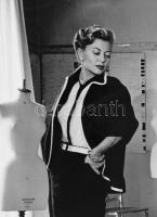 cca 1950-60 Christian Dior divatfotó, a párizsi Dior műhelyben készült, miközben egy férfi rajzolja ...