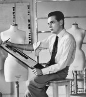 cca 1950-60 Christian Dior divatfotó, a párizsi Dior műhelyben készült, miközben egy férfi rajzolja ...