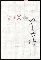 Stefanovits Péter: Tíz + X év. Stefanovits Péter (1947-) Munkácsy Mihály-díjas magyar grafikus által Haraszty István "Édeskének" (1934-2022), Kossuth-díjas szobrász, festőművész részére DEDIKÁLT! H.n., 2001, szerzői. 63 p. Gazdag színes és fekete-fehér képanyaggal, Stefanovits Péter műveinek reprodukcióival illusztrálva. Kiadói kartonált papírkötés, jó állapotban.