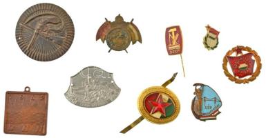 9db-os, főleg szocialista jelvényből álló tétel, közte "Szép Budapestért" zománcozott bronz jelvény T:UNC-XF