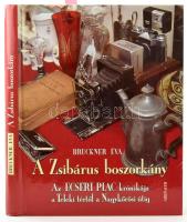 Bruckner Éva: A Zsibárus boszorkány. Az Ecseri piac krónikája a Teleki tértől a Nagykőrösi útig. A szerző, Bruckner Éva egyetemi tanár által által Haraszty Istvánnak (1934-2022), Kossuth-díjas szobrász, festőművész és felesége részére DEDIKÁLT! Bp., 2007, Athenaeum. 191 p. Gazdag fekete-fehér képanyaggal illusztrálva. Kiadói kartonált papírkötés.