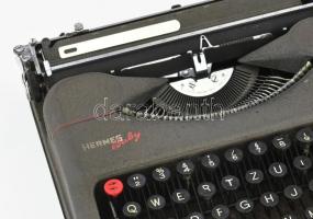 Hermes Baby márkájú mechanikus írógép eredeti tokjában, jó állapotban