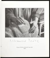 Nikomond Beáta. A hátsó borítón a művész, Nikomond Beáta szobrászművész DEDIKÁCIÓJÁVAL.Bp., 2003, Ki...