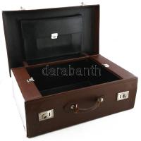 Keller Mór antik utazótáska, oldalában lapokra fazettált üvegekből álló piperekészlet, ezüst (Ag) sz...