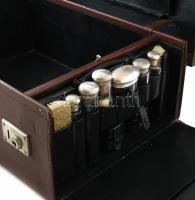 Keller Mór antik utazótáska, oldalában lapokra fazettált üvegekből álló piperekészlet, ezüst (Ag) sz...