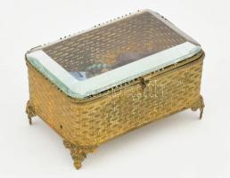 Kegytárgyak, antik réz dobozban, lapra fazettált kissé sérült üveg tetővel, 13x8x7 cm