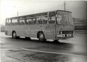 5db fekete-fehér kép autókról és buszokról / 5 pieces of black and white foto from cars and buses