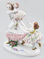 Antik német porcelán figura: Anya lányaival. Kézzel festett, jelzett, szoknyákon apró sérülésekkel, m: 17 cm