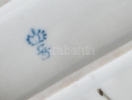 Antik német porcelán figura: Anya lányaival. Kézzel festett, jelzett, szoknyákon apró sérülésekkel, ...