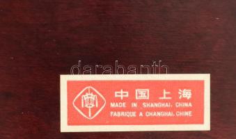 Kínai ékszeres szekrény, réz veretekkel és faragott jáde(?) berakásokkal, hiányokkal, pótlásokkal. A...