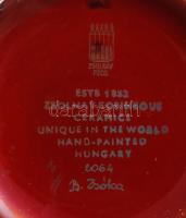 Zsolnay többtüzű váza virág díszítéssel. Kifelé szélesedő öntött vázatest, beszűkülő nyakkal, kinyíl...